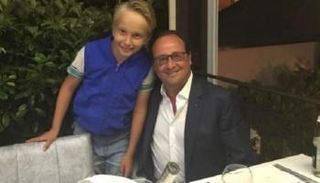 الابتسامة تعود لوجه هولاند بعد تقاعده ووفاة شقيقه