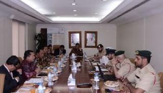 جانب من اجتماع الوفد الإندونيسي مع مسؤولي شرطة دبي  