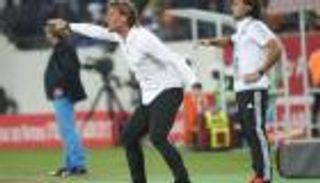 رينار يفاجئ هولندا بتشكيل هجومي 