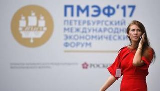 سيدة تتحدث في الهاتف أمام شعر المنتدى