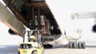 بالصور.. الإمارات تسير جسرا جويا صحيا لاحتواء الكوليرا في اليمن