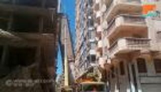 بالصور .. عقار من 12 طابقا يميل على آخر في مصر 