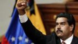 رئيس فنزويلا يسعى لإخماد اضطرابات بوعد الاستفتاء على دستور جديد