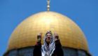 بالصور.. الفلسطينيون يتوافدون إلى القدس في أول جمعة برمضان