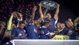 فالكاو يمدد عقده مع بطل الدوري الفرنسي