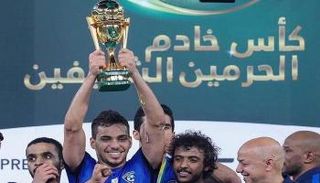 إدواردو يرفع كأس خادم الحرمين