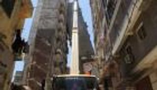 عقار الإسكندرية المائل.. الحذر يرسم خطة الإزالة