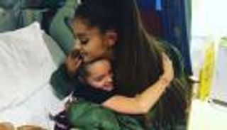 بالصور.. أريانا جراندي تفاجئ ناجيات من هجوم مانشستر