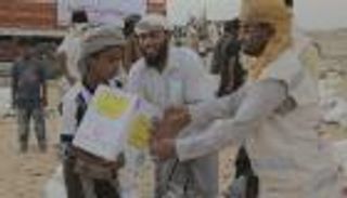 بالصور.. الهلال الأحمر الإماراتي يوزع مساعدات عاجلة في شبوة