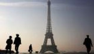 برج إيفل "مظلم" تضمانا مع ضحايا هجمات لندن