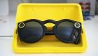 بالصور.. سناب شات تبيع نظارتها أمام أشهر معالم أوروبا