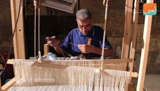 حمّود عبد اللطيف ينسج على النول اليدوي