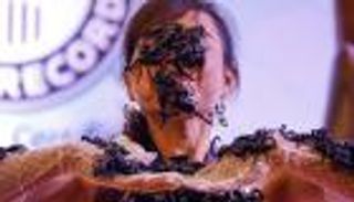 بالصور.. "ملكة العقارب" تبهر الملايين بعرض مرعب