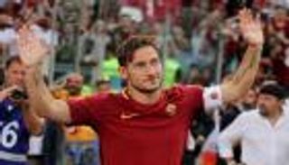 توتي يلمح للاستمرار في الملاعب