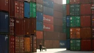 حاويات بضائع في ميناء بشنغهاي