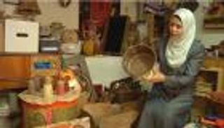 بالصور.. فنانة فلسطينية تعيد تدوير المخلفات وتحولها لقطع ديكور