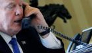 ترامب يتجاهل ضجة داخلية وينشد تواصلا بناء مع موسكو