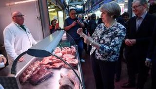 تريزا ماي في سوق "سميثفيلد ماركت" للحوم 