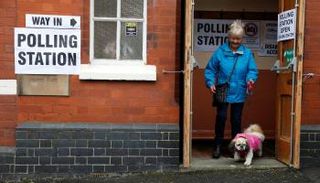 ناخبة بريطانية تغادر مركزا للاقتراع