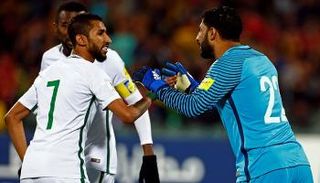 لاعبو الأخضر في لقطة من اللقاء