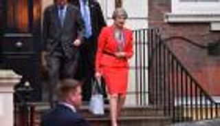 ماي ترفض الاستقالة وتتوجه إلى الملكة لتشكيل حكومتها