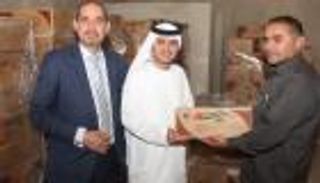 بالصور.. سفارة الإمارات بالأردن تشرف على توزيع 78 طنا من التمور