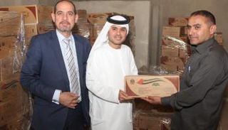 سفارة الإمارات بالأردن تشرف على توزيع 78 طنا من التمور 