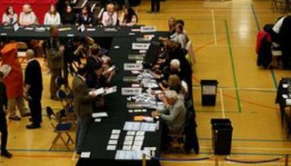 جانب من فرز الانتخابات فى بريطانيا