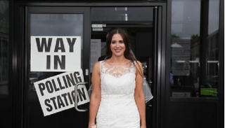 مرشحة بريطانية تدلي بصوتها بفستان الزفاف