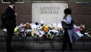 بريطانيون يضعون الورود بموقع الهجوم