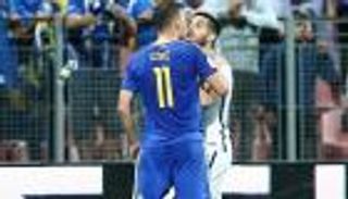 جيكو يتشاجر مع زميله خلال "معركة" البوسنة واليونان