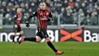 ديلوفيو يصدم برشلونة ويتمسك بميلان