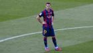 برشلونة يحلم ببيع "مدافعه الزجاجي" بثلث سعره