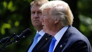 دونالد ترامب مع نظيره الروماني كلاوس يوهانيس