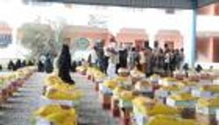 الهلال الأحمر الإماراتي يوزع مساعدات على فقراء المكلا