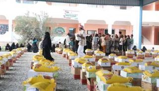 جانب من المساعدات الغذائية التي وزعتها هيئة الهلال الأحمر الإماراتي 