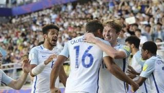 كبار إنجلترا يحتلفون بإنجاز مونديال الشباب