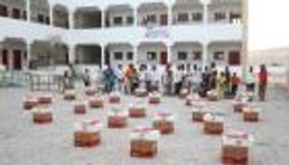 الهلال الأحمر الإماراتي يوزع مساعدات غذائية بمديرية برضوم اليمنية