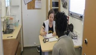 عيادات أطباء بلا حدود المتنقلة لعلاج الجرب في فرنسا