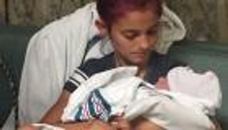 بالصور.. طفلة تساعد طبيبا في ولادة شقيقها