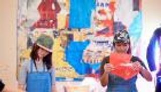 مشاركون في ورشة "جوجنهايم أبوظبي" يحولون المهملات إلى لوحات فنية 