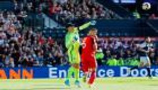 "قبعة بيسبول" تدفع المشجعين للسخرية من هارت