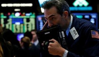 متعامل اثناء التداول في بورصة نيويورك- رويترز