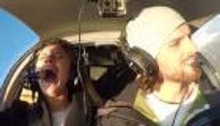 بالفيديو.. طيار يثير رعب صديقته قبل أن يطلبها للزواج