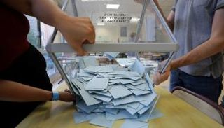 الداخلية الفرنسية أعلنت أن فرز الأصوات أعطى ماكرون وحلفاءه الأغلبية