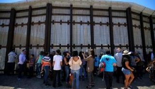 عائلات تتجمع على طول السياج الحدودي بين أمريكا والمكسيك 