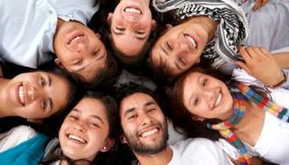 طرق سهلة لتكون محبوبا بين الناس