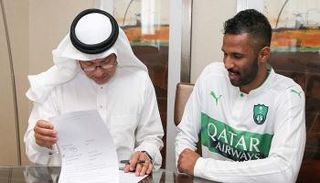 العويس يوقع للأهلي