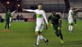 بالفيديو.. بن سبعيني ينقذ حارس الجزائر من خطأ فادح