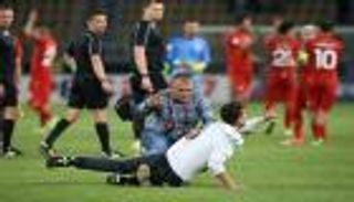 مشجع يقتحم مباراة إسبانيا ومقدونيا بتصفيات المونديال